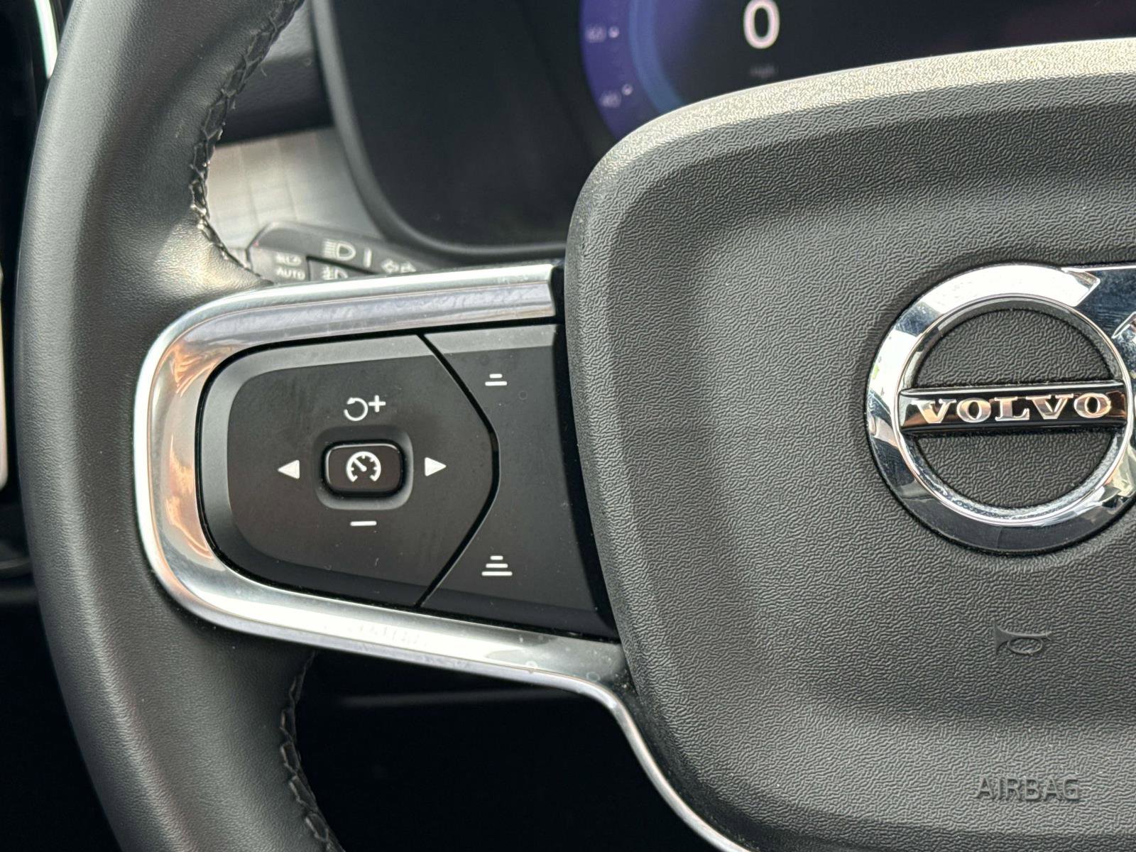 Used 2024 Volvo XC40 B5 Core image 12