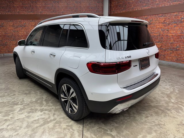 Used 2025 Mercedes-Benz GLB 250 4MATIC image 3