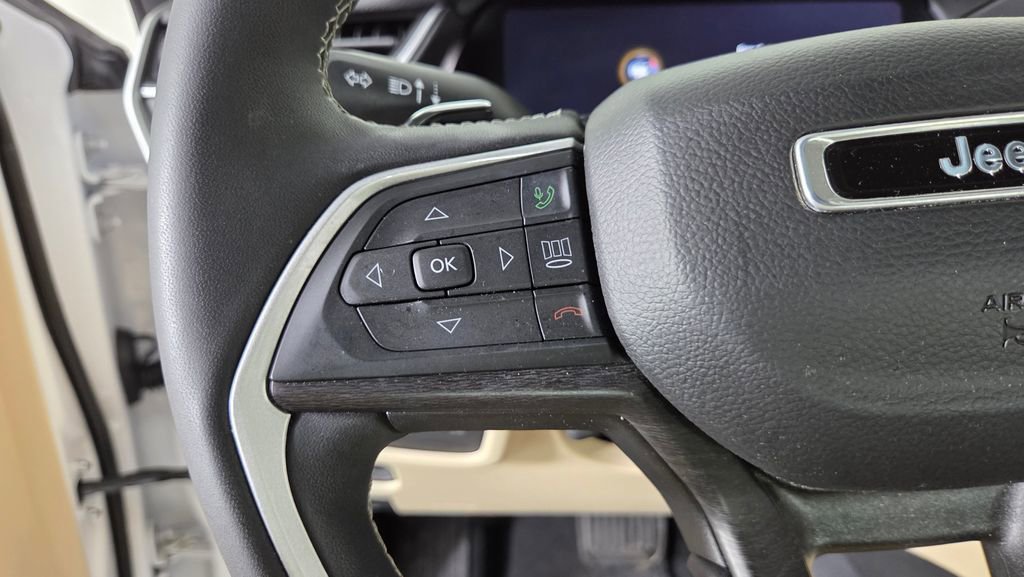 Used 2023 Jeep Grand Cherokee Limited w/ Luxury Tech Group II image 17