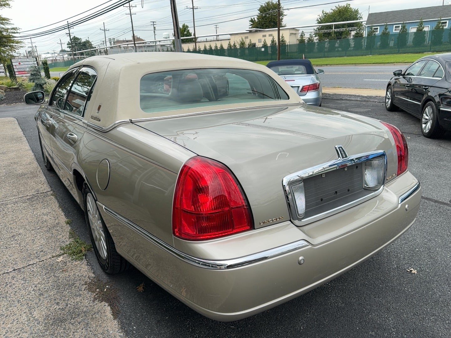Used 2004 Lincoln Town Car Ultimate RWD image 4