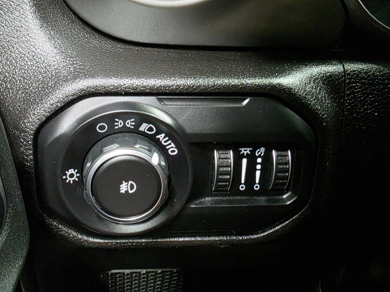 Used 2020 Jeep Wrangler Unlimited Sahara w/ Uconnect 4C Nav & Sound Group image 35