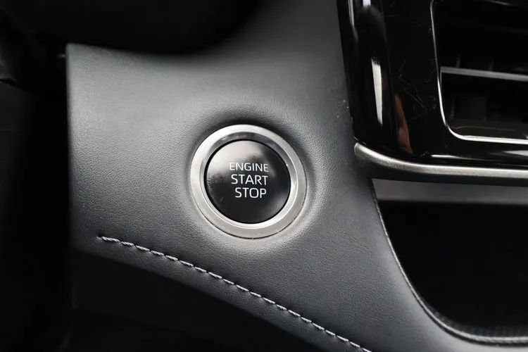 Used 2025 Toyota Highlander LE FWD image 30