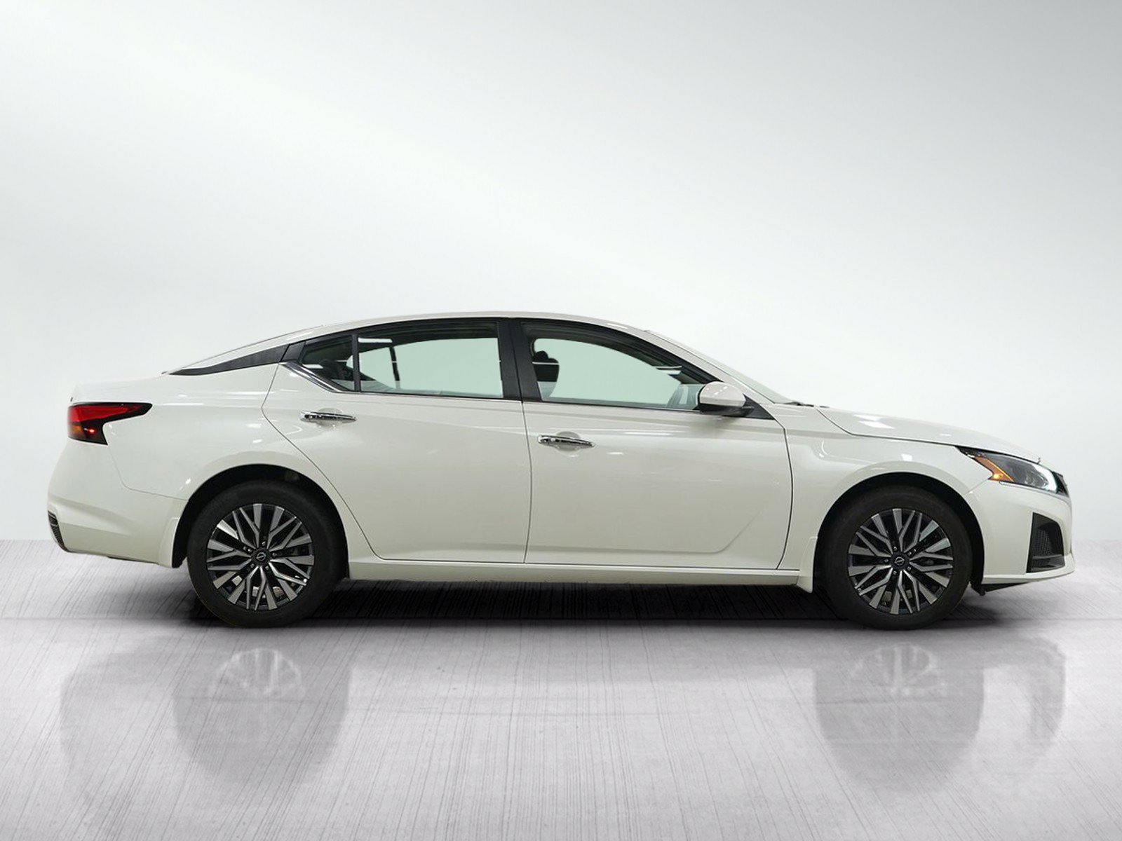 Used 2023 Nissan Altima 2.5 SV w/ SV Premium Package AWD/4WD image 6
