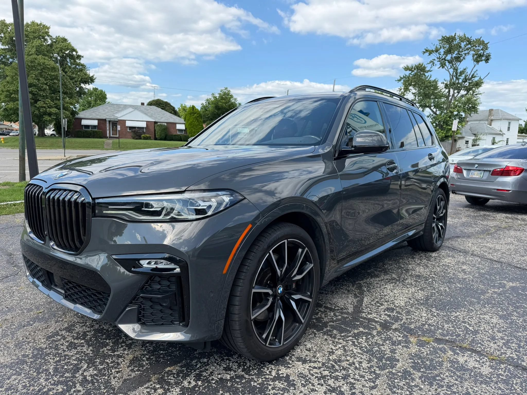 Used 2022 BMW X7 xDrive40i w/ M Sport Package AWD/4WD image 4