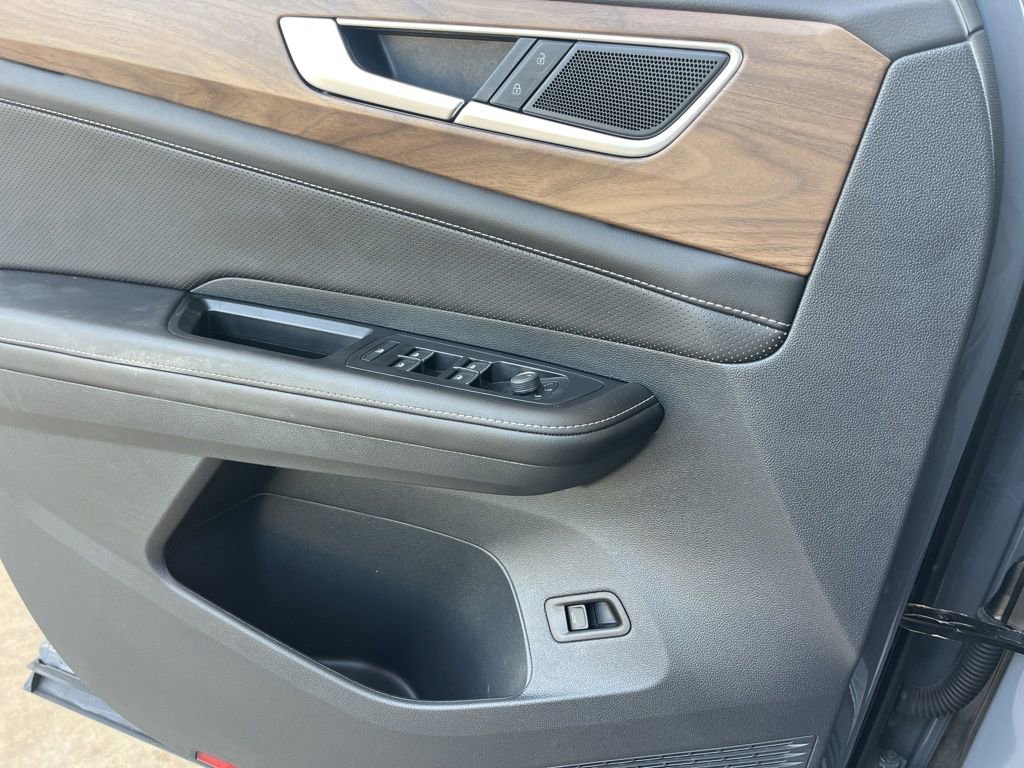 Used 2025 Volkswagen Atlas SE w/ Black Wheel Package image 16