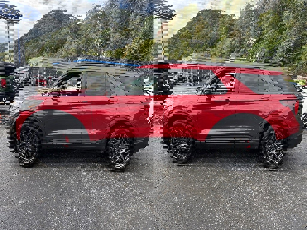 Used 2025 Ford Explorer ST-Line w/ Premium Package image 8