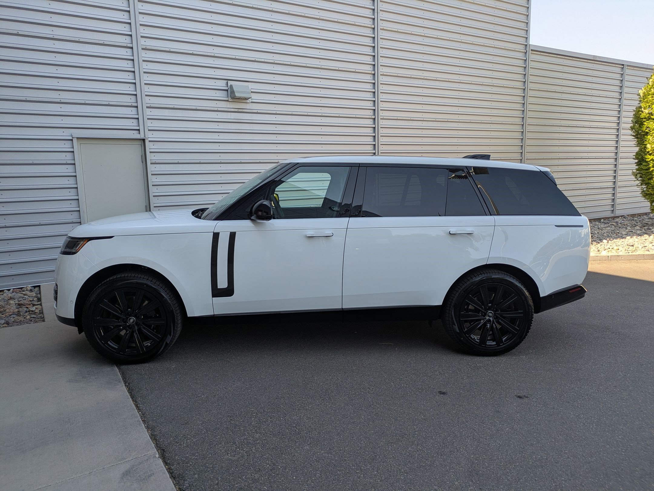 New 2025 Land Rover Range Rover Long Wheelbase SE image 2