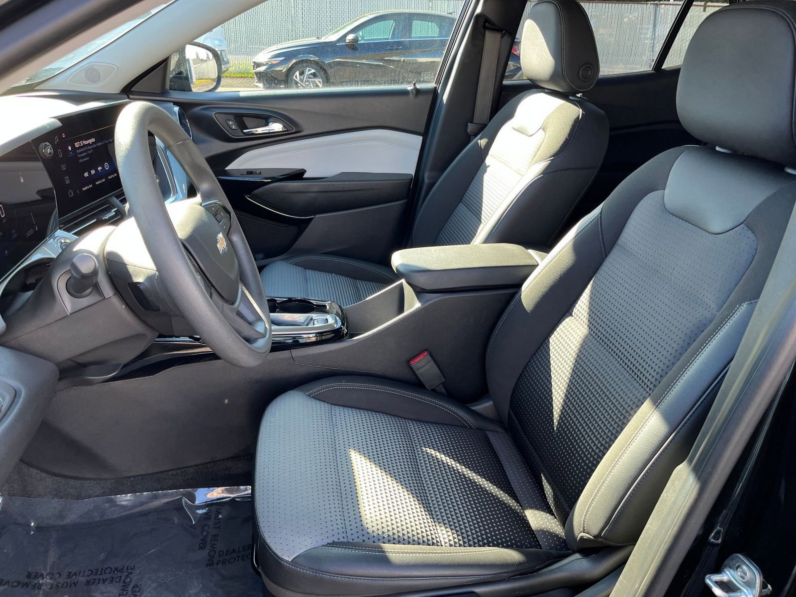 Used 2025 Chevrolet Trax LT FWD image 35