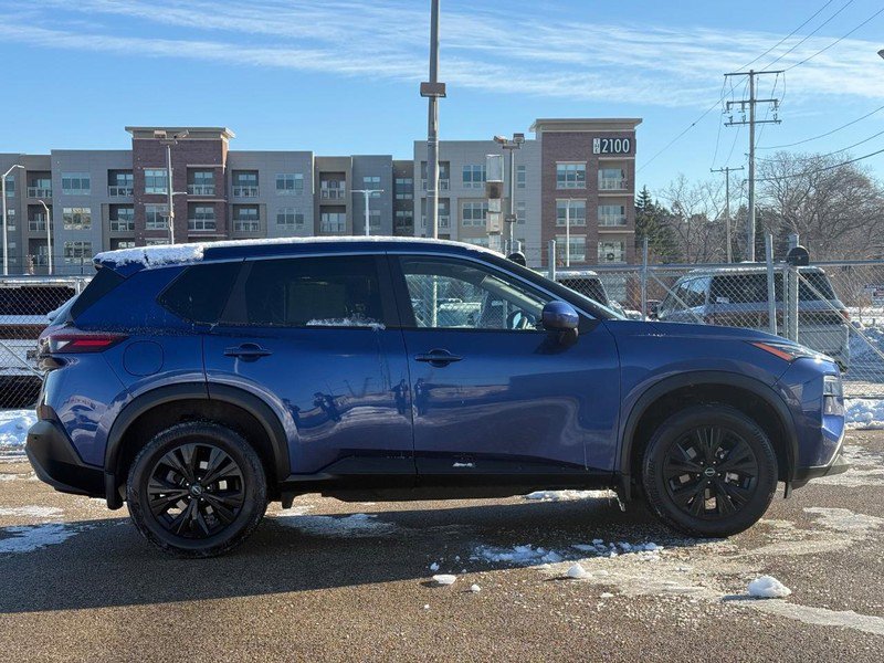 Used 2023 Nissan Rogue SV image 2