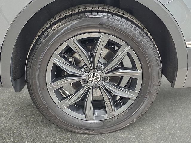 Used 2024 Volkswagen Tiguan SE w/ Panoramic Sunroof Package image 33