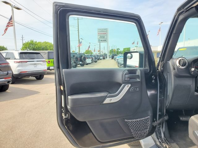 Used 2016 Jeep Wrangler Unlimited Sahara w/ Dual Top Group AWD/4WD image 7