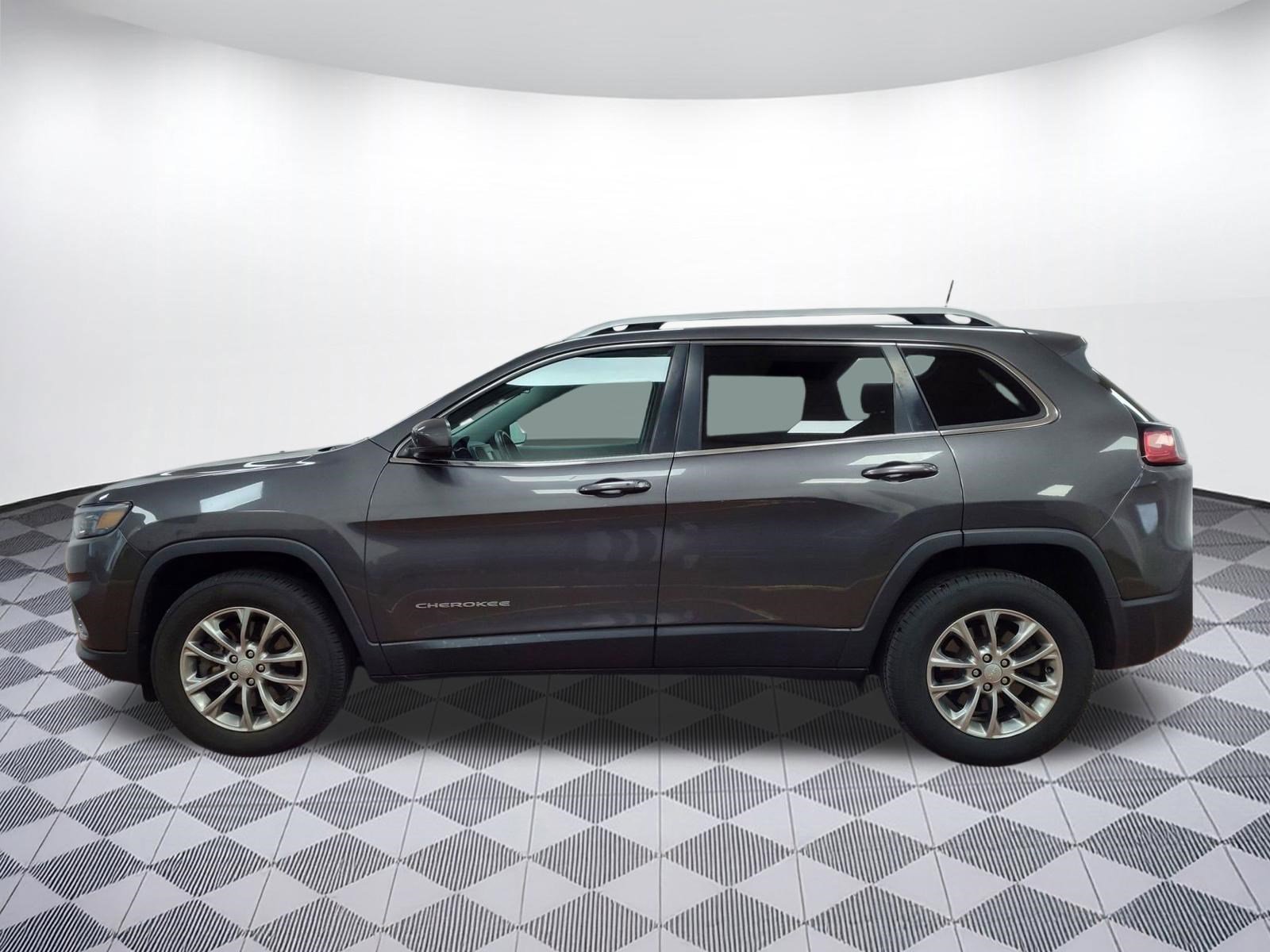 Used 2019 Jeep Cherokee Latitude Plus image 2