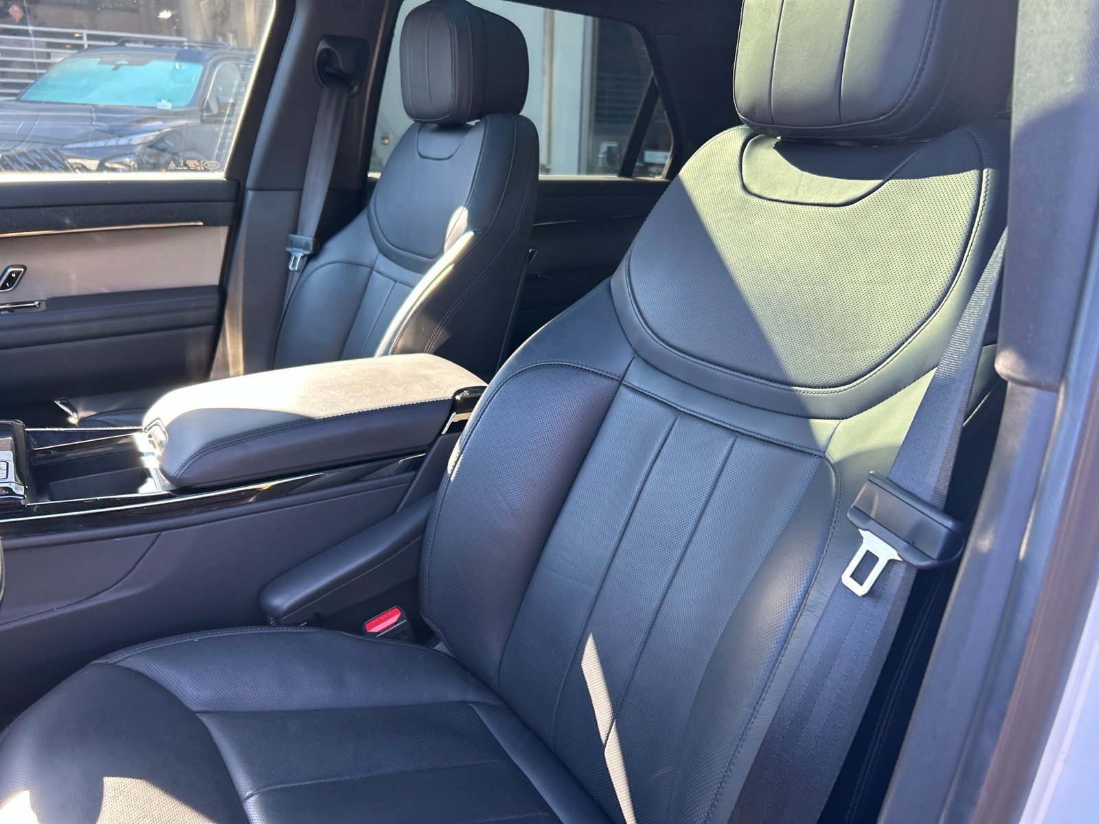 Used 2025 Land Rover Range Rover Sport SE AWD/4WD image 10