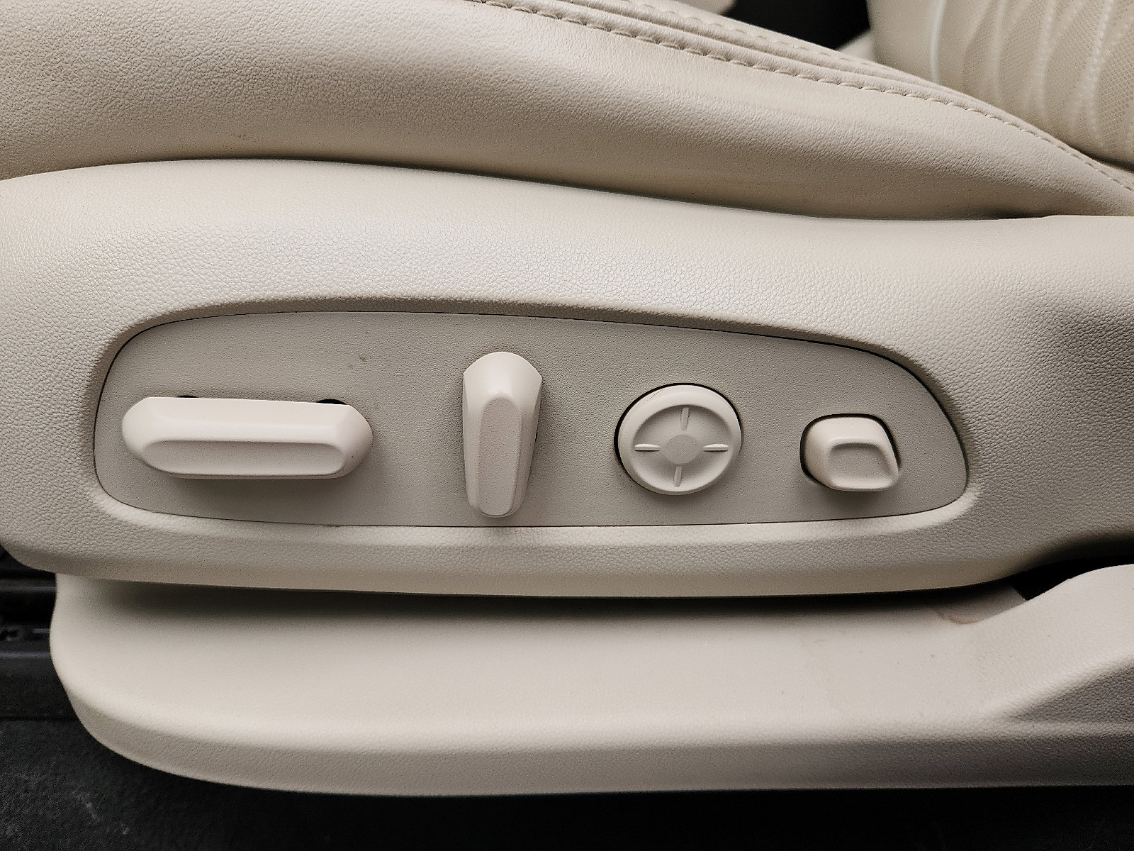 Used 2023 Buick Enclave Avenir w/ Avenir Technology Package AWD/4WD image 12