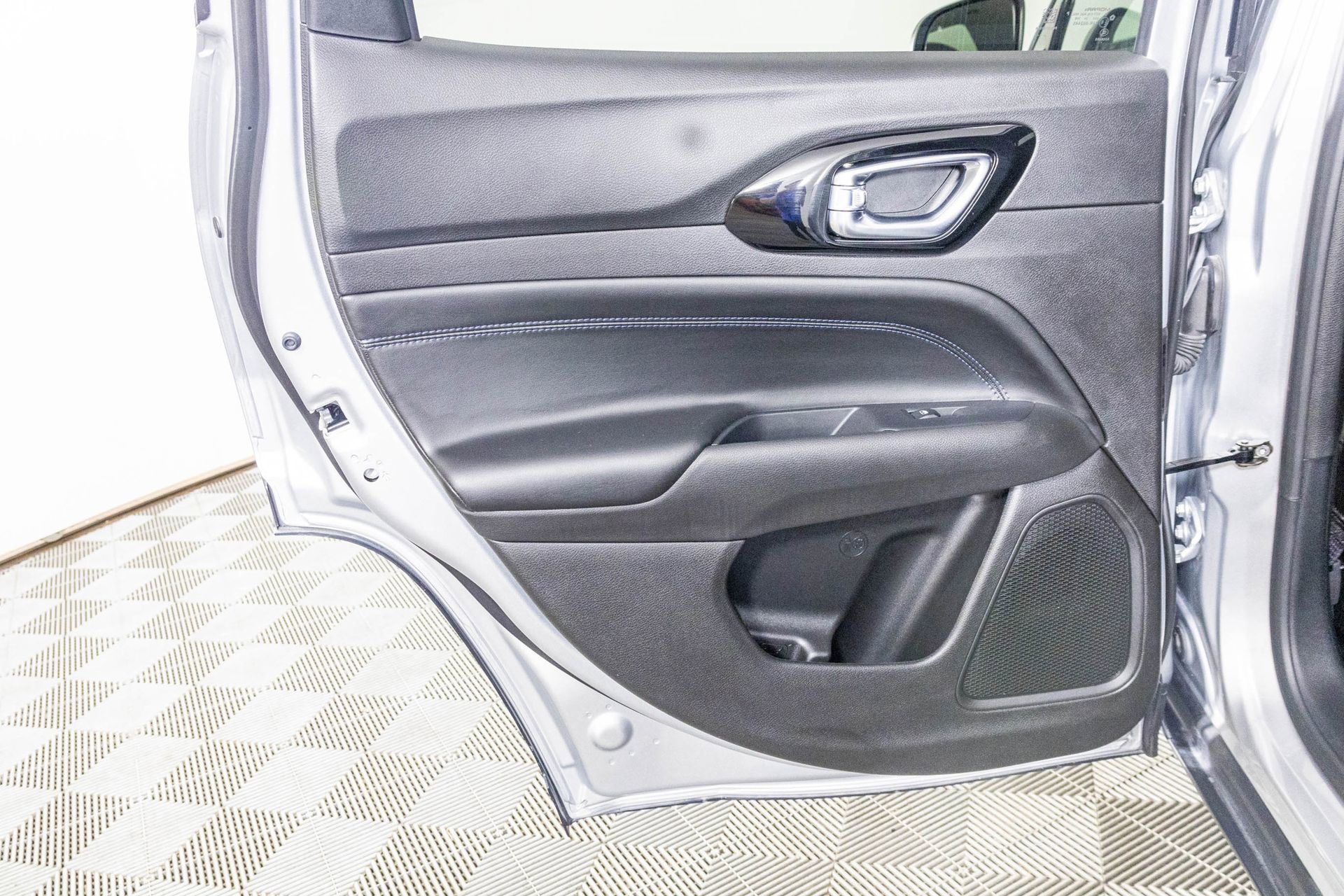 Used 2025 Jeep Compass Latitude w/ Altitude Special Edition image 28