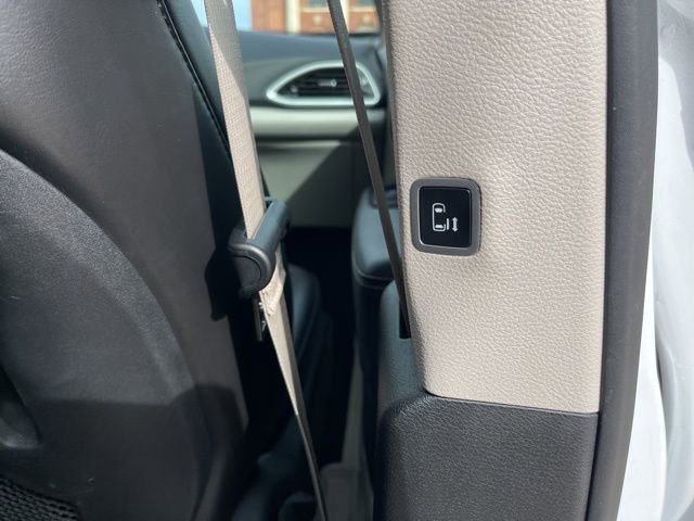 Used 2024 Chrysler Pacifica Touring-L image 26