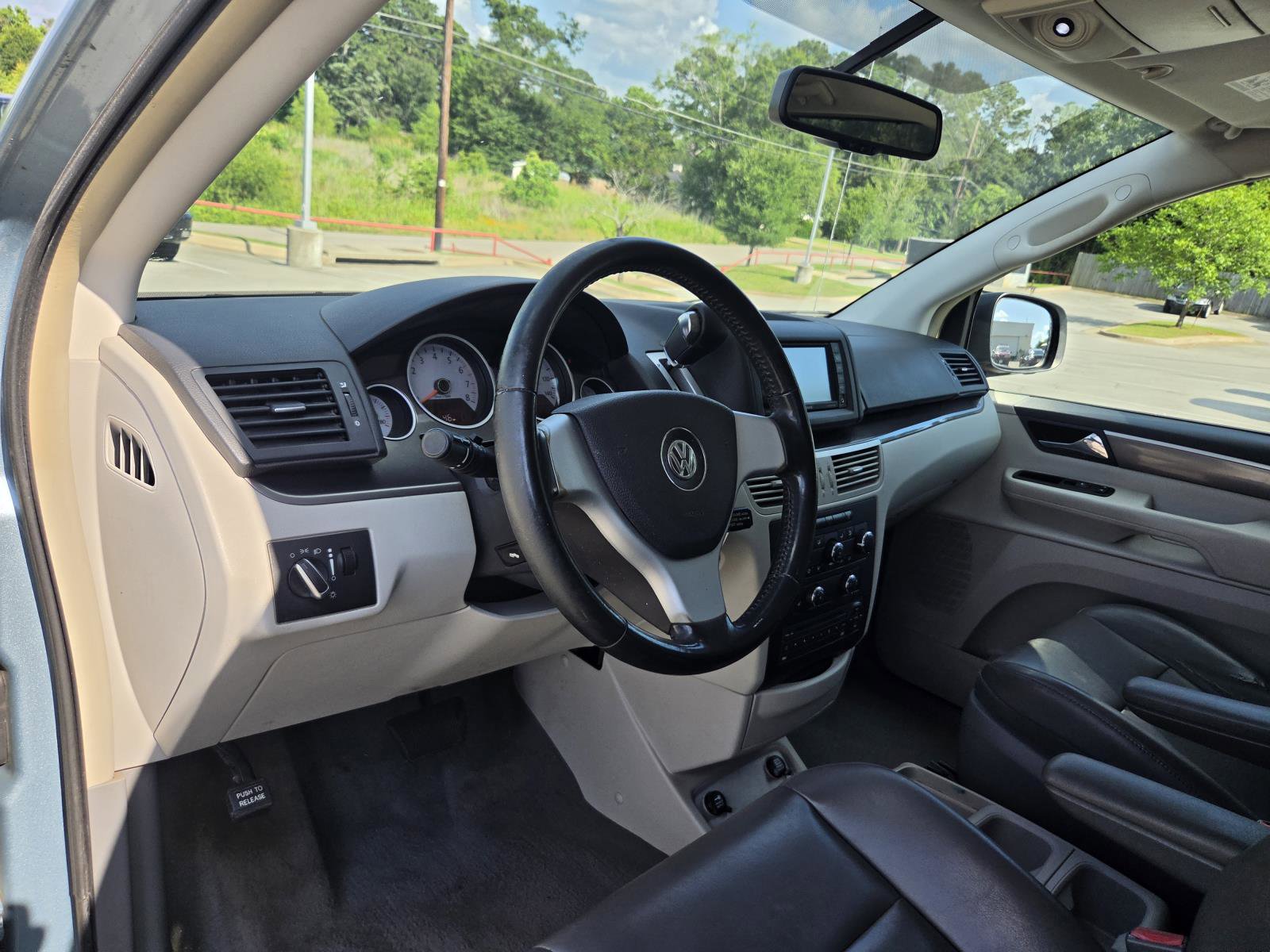 Used 2010 Volkswagen Routan SE FWD image 13