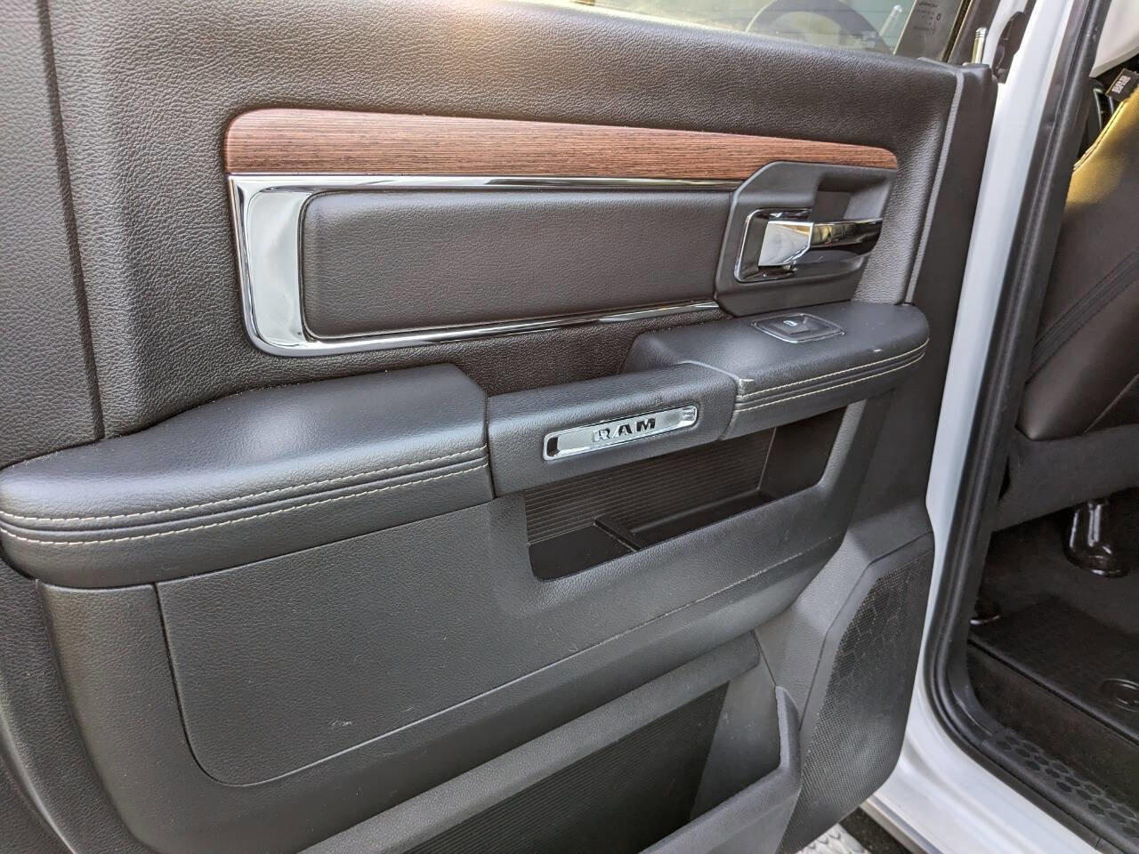 Used 2016 RAM 1500 Laramie w/ Convenience Group AWD/4WD image 16