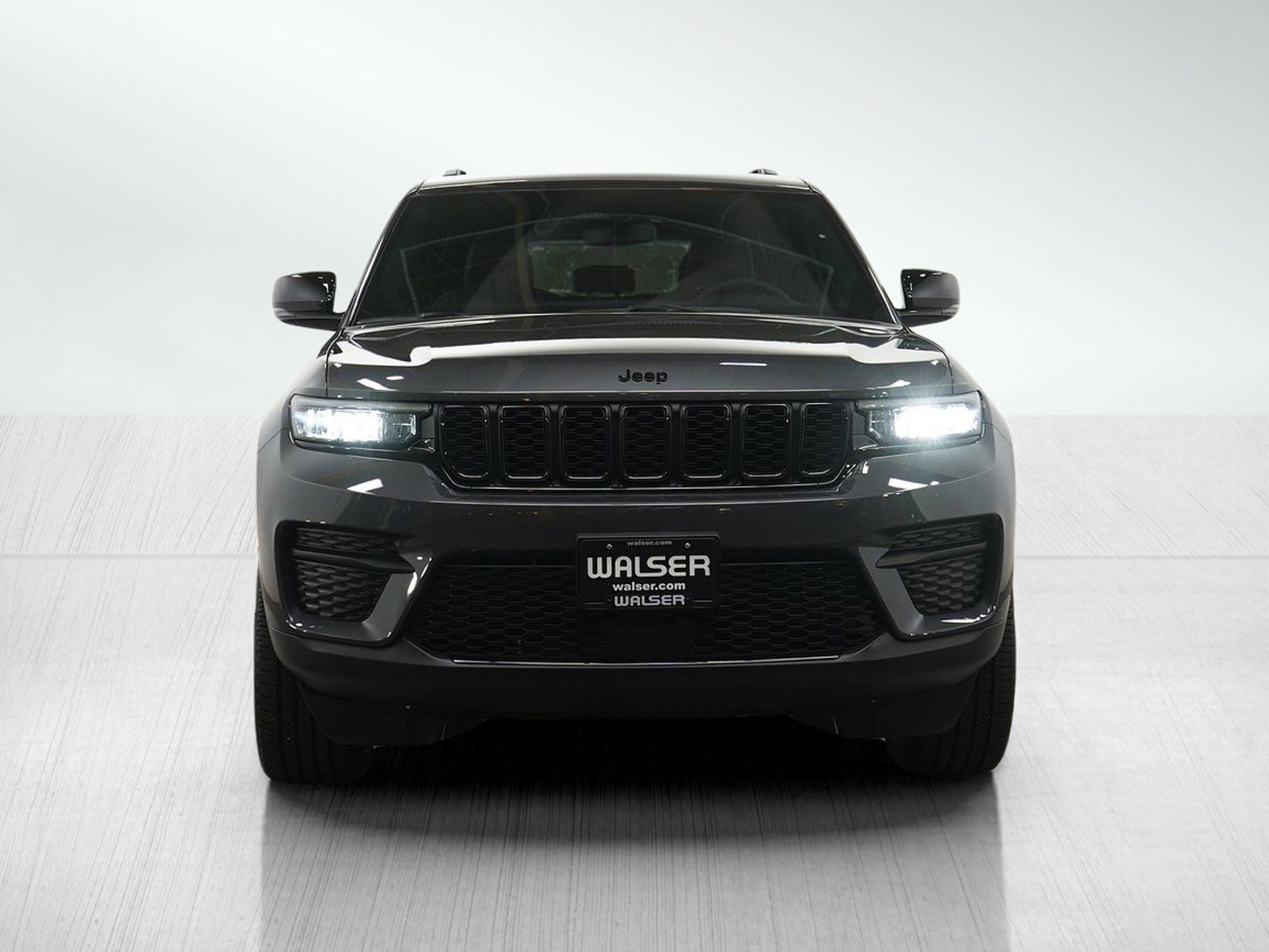 Used 2024 Jeep Grand Cherokee Altitude AWD/4WD image 8