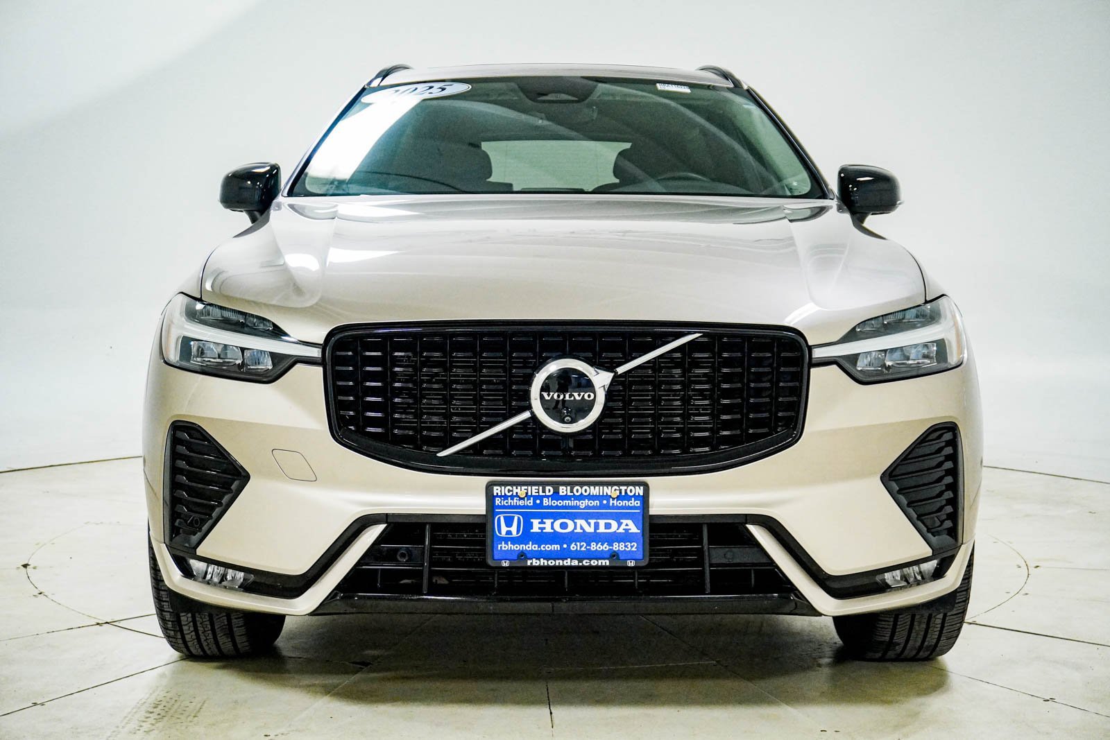 Used 2025 Volvo XC60 B5 Plus image 14