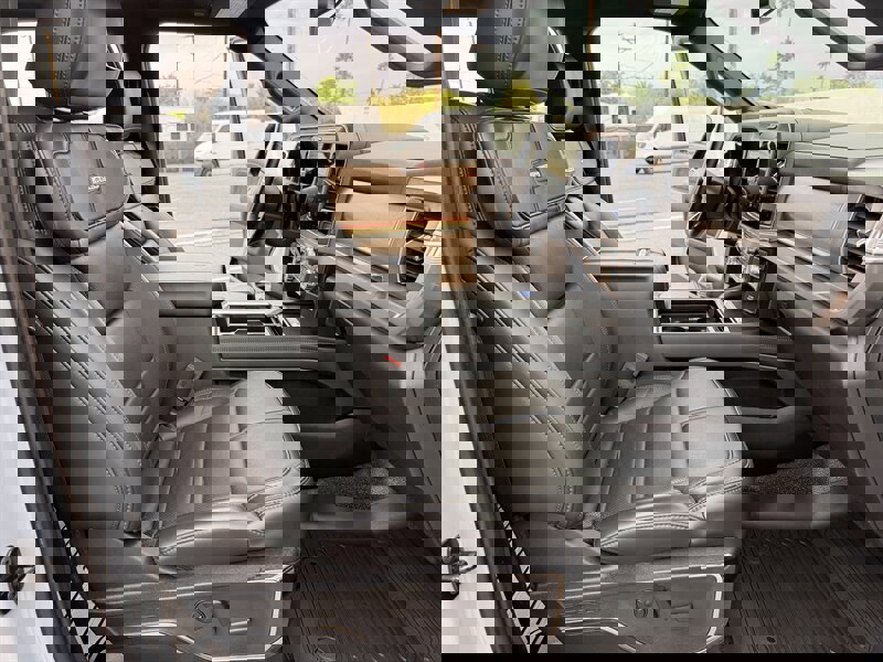 Used 2025 Ford F450 Platinum w/ FX4 Off-Road Package image 39