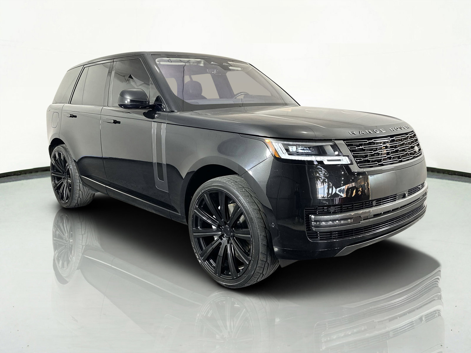 Used 2023 Land Rover Range Rover SE image 2