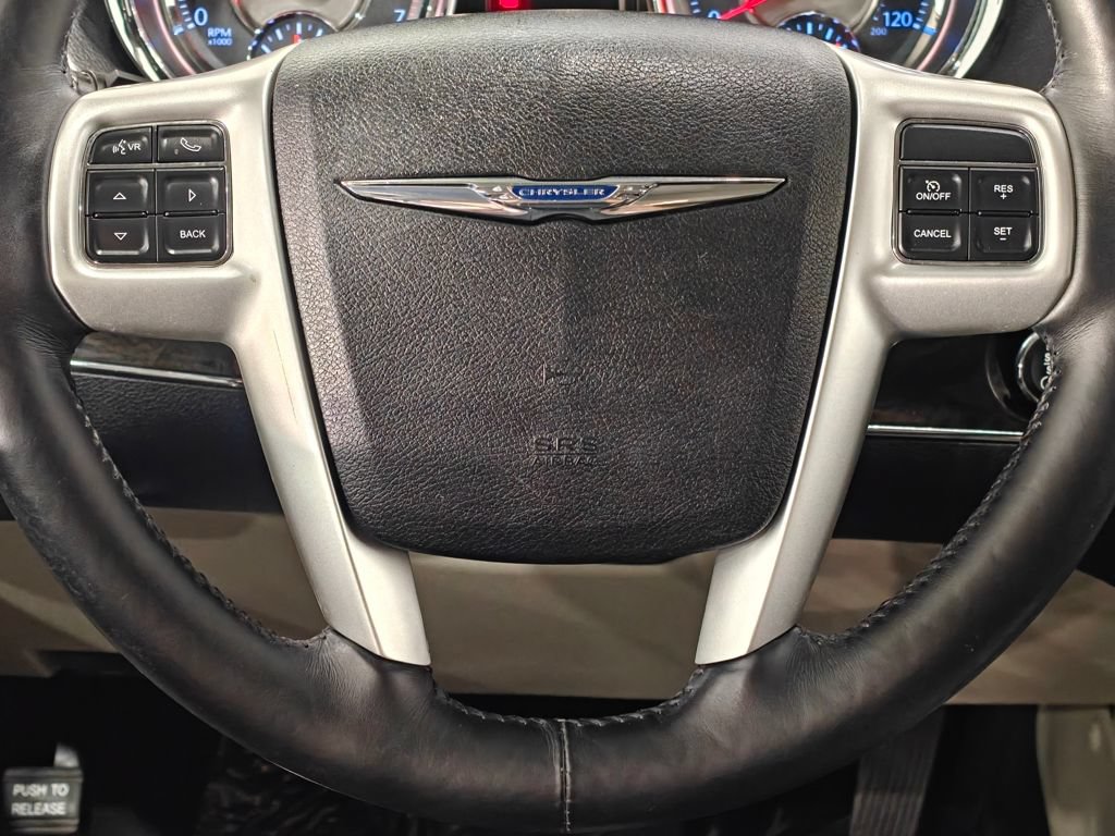 Used 2016 Chrysler Town & Country Touring-L FWD image 5
