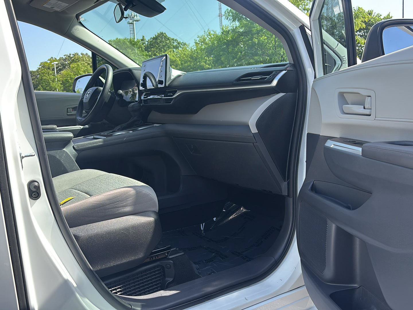 Used 2023 Toyota Sienna LE AWD/4WD image 15