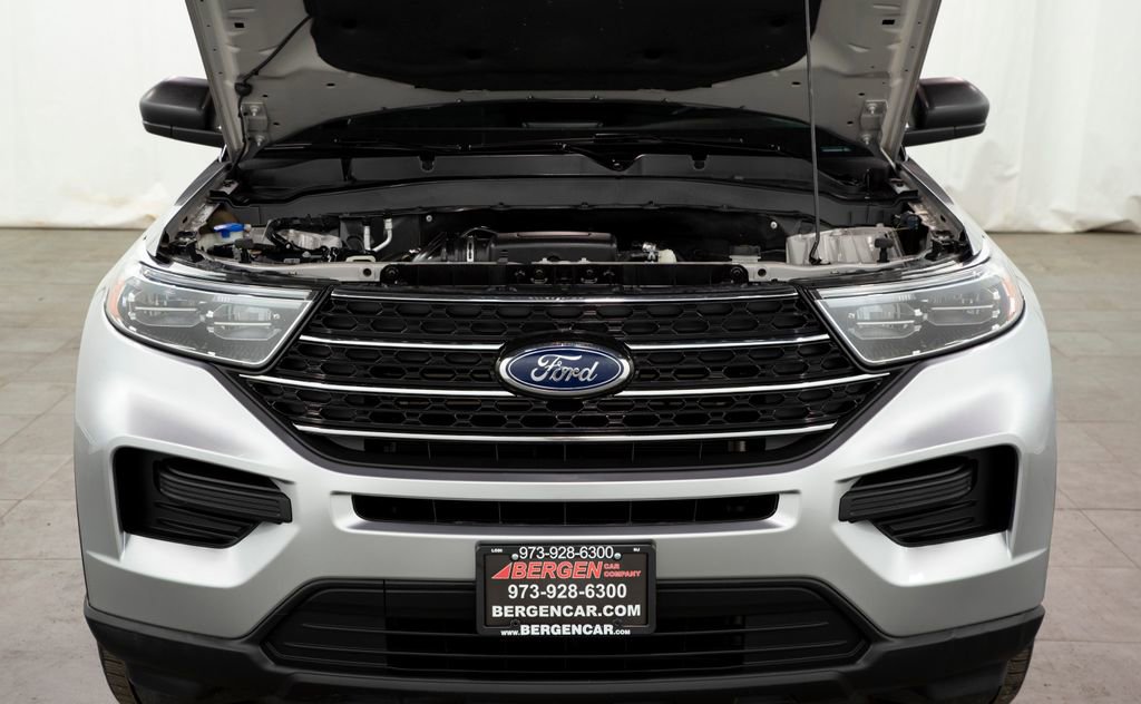 Used 2022 Ford Explorer XLT AWD/4WD image 3