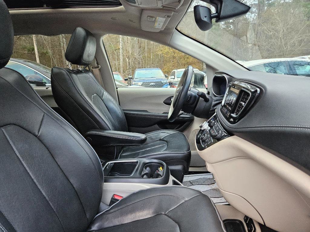Used 2020 Chrysler Pacifica Limited image 40