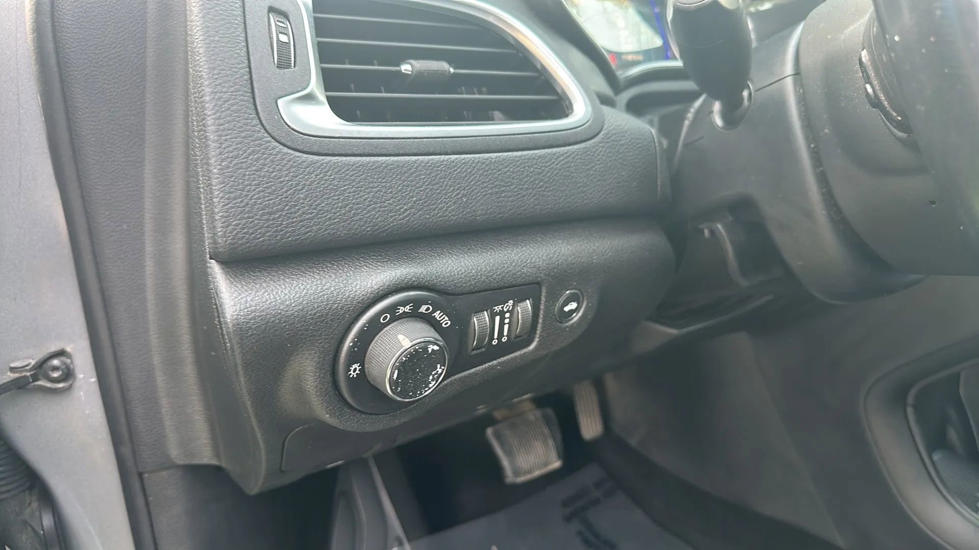 Used 2016 Chrysler 200 Limited w/ Convenience Group image 29