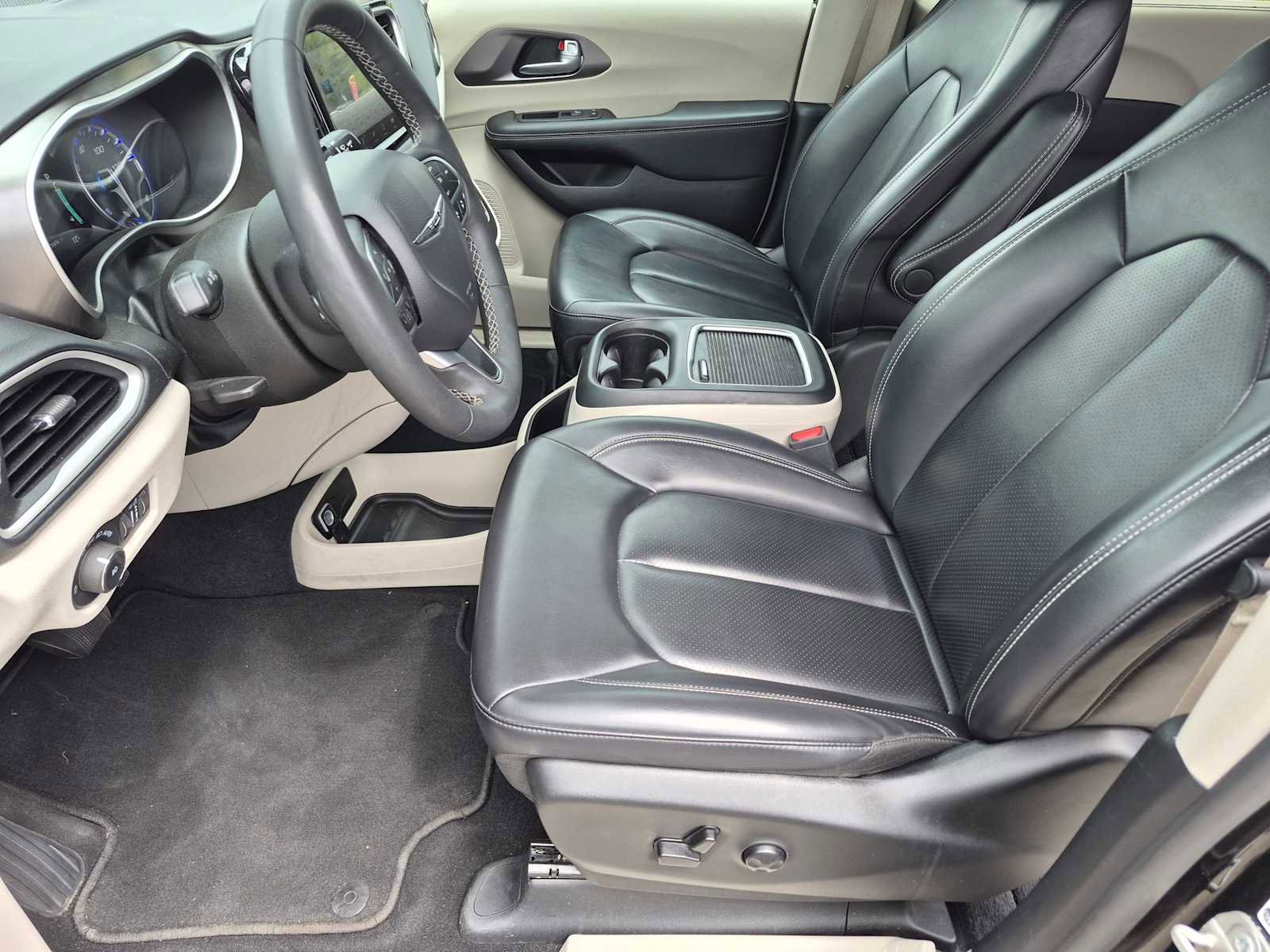 Used 2023 Chrysler Pacifica Touring-L FWD image 18