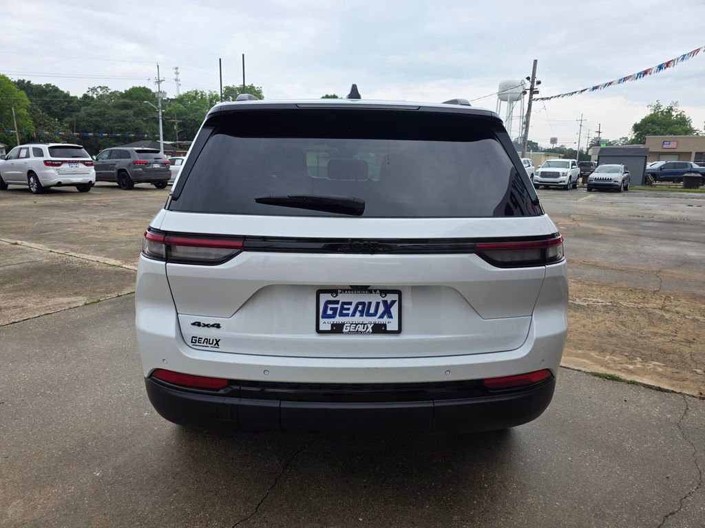 Used 2025 Jeep Grand Cherokee Altitude AWD/4WD image 5