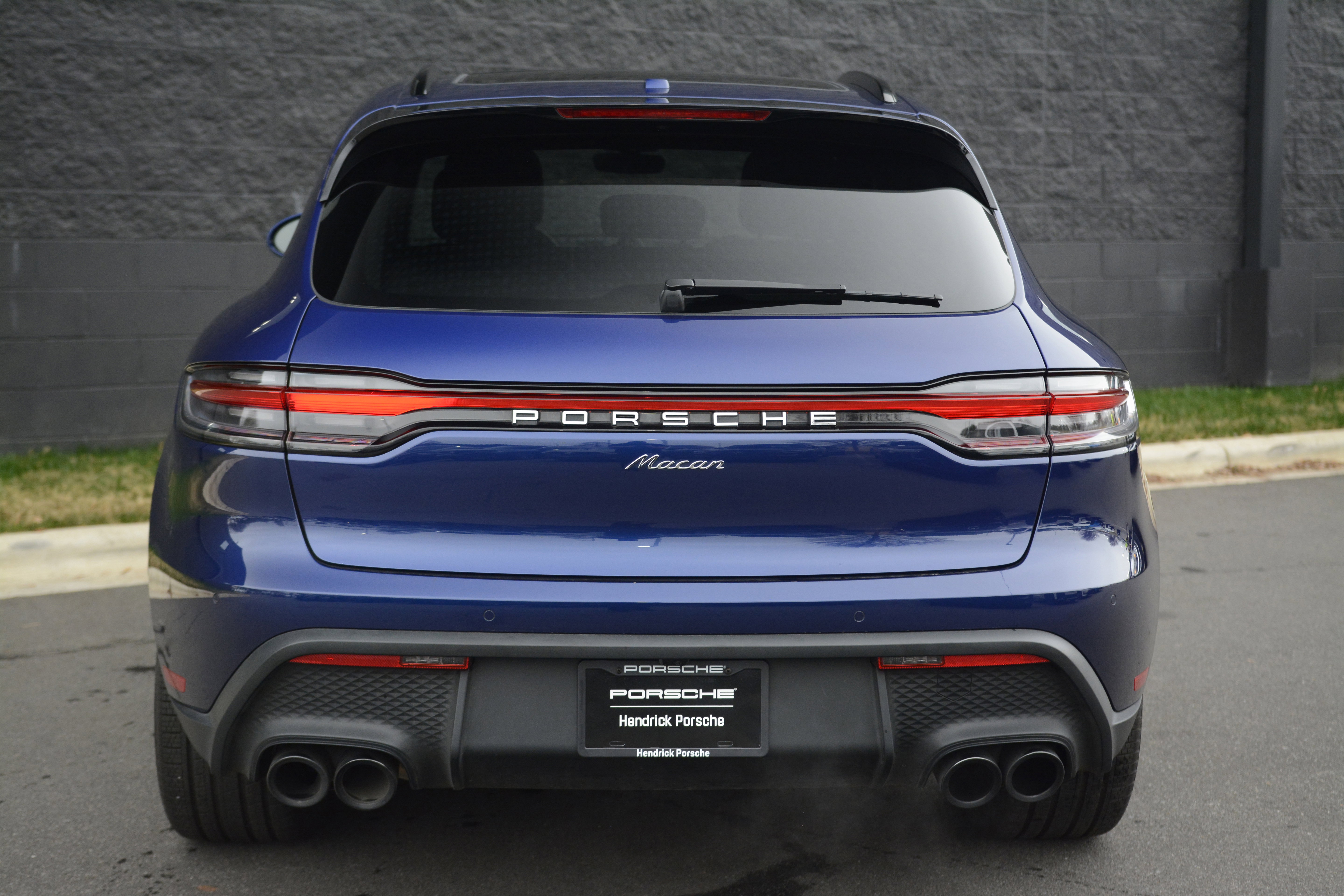 Certified 2025 Porsche Macan AWD/4WD image 6