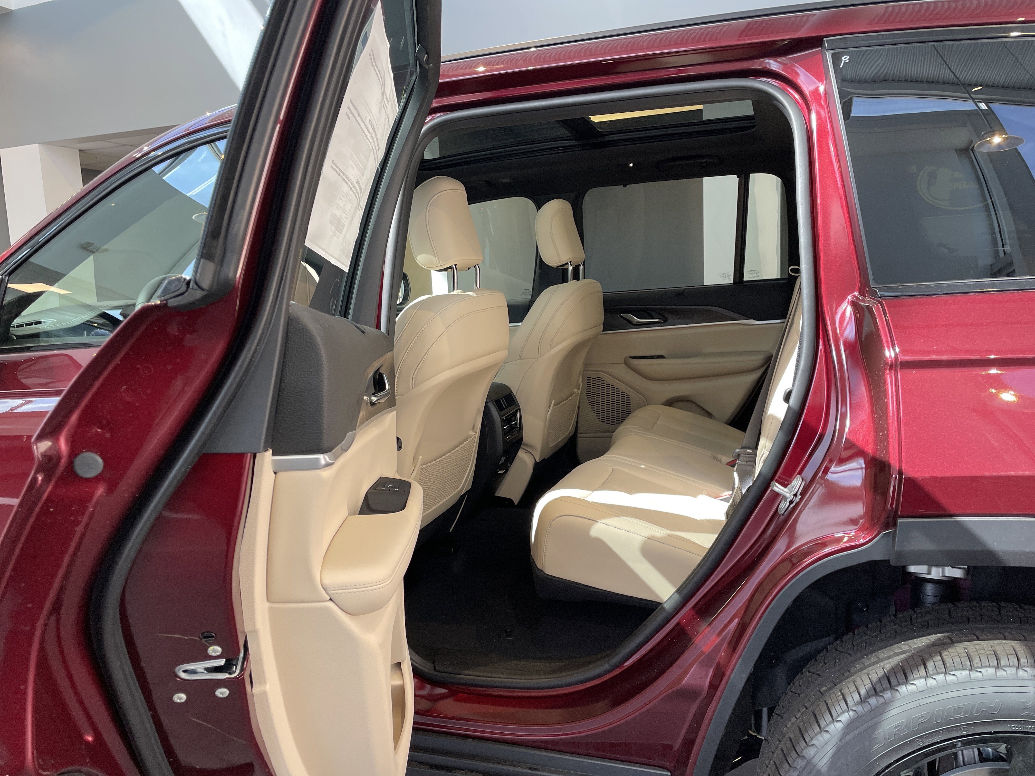 New 2025 Jeep Grand Cherokee Limited w/ Luxury Tech Group II image 34