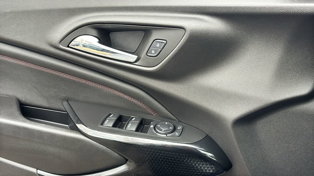 Used 2025 Chevrolet Trax RS w/ Sunroof Package image 14