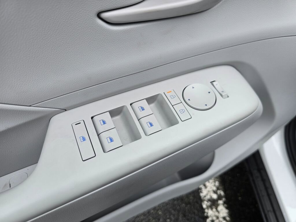 Used 2024 Hyundai Kona SE image 18