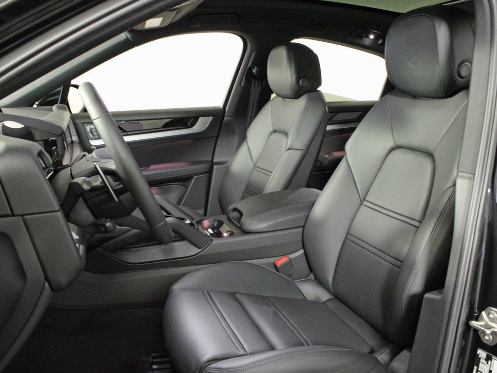 Certified 2025 Porsche Cayenne Coupe image 5