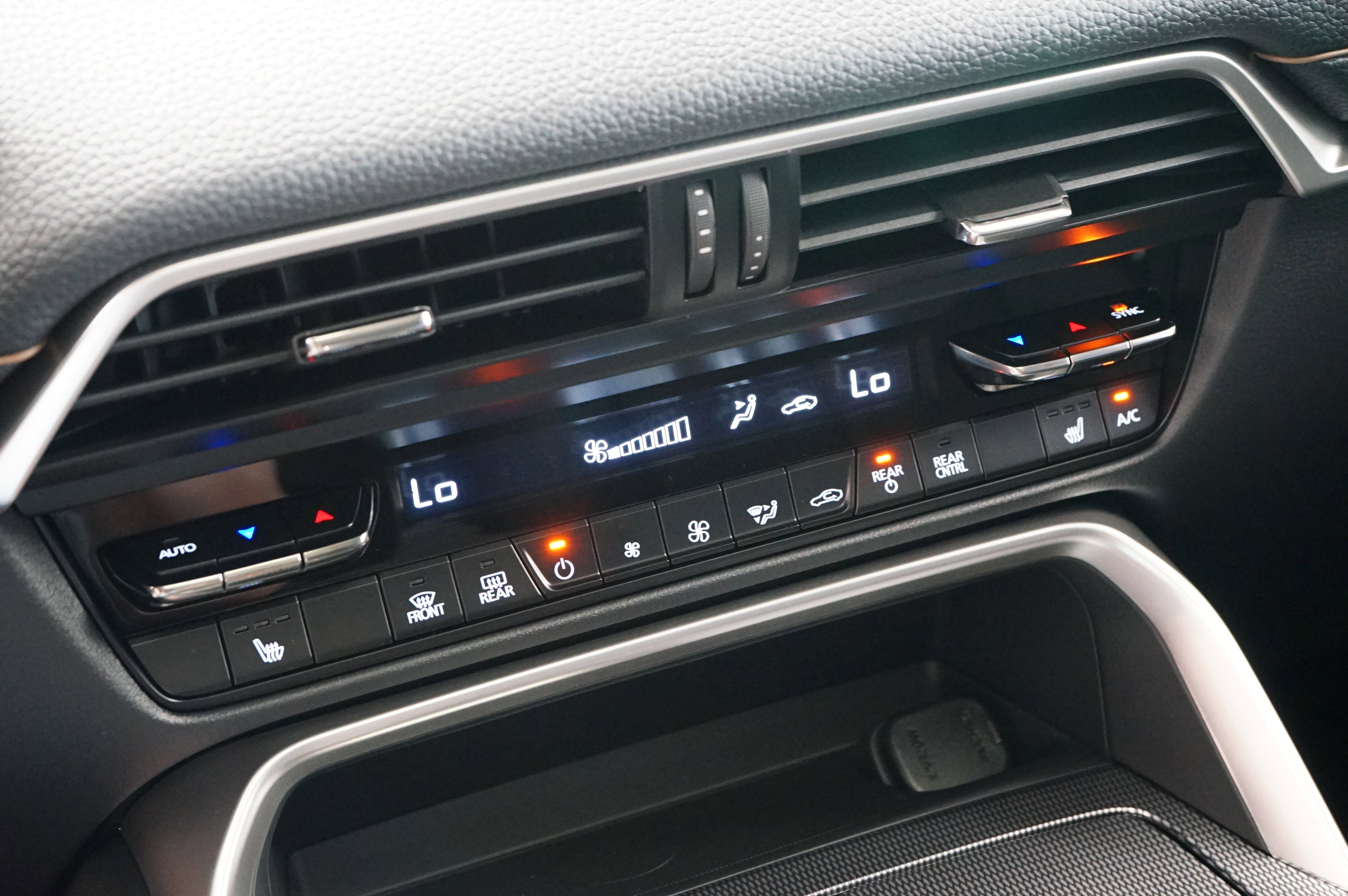 New 2025 MAZDA CX-70 Plug-In Hybrid w/ Premium Pkg image 18