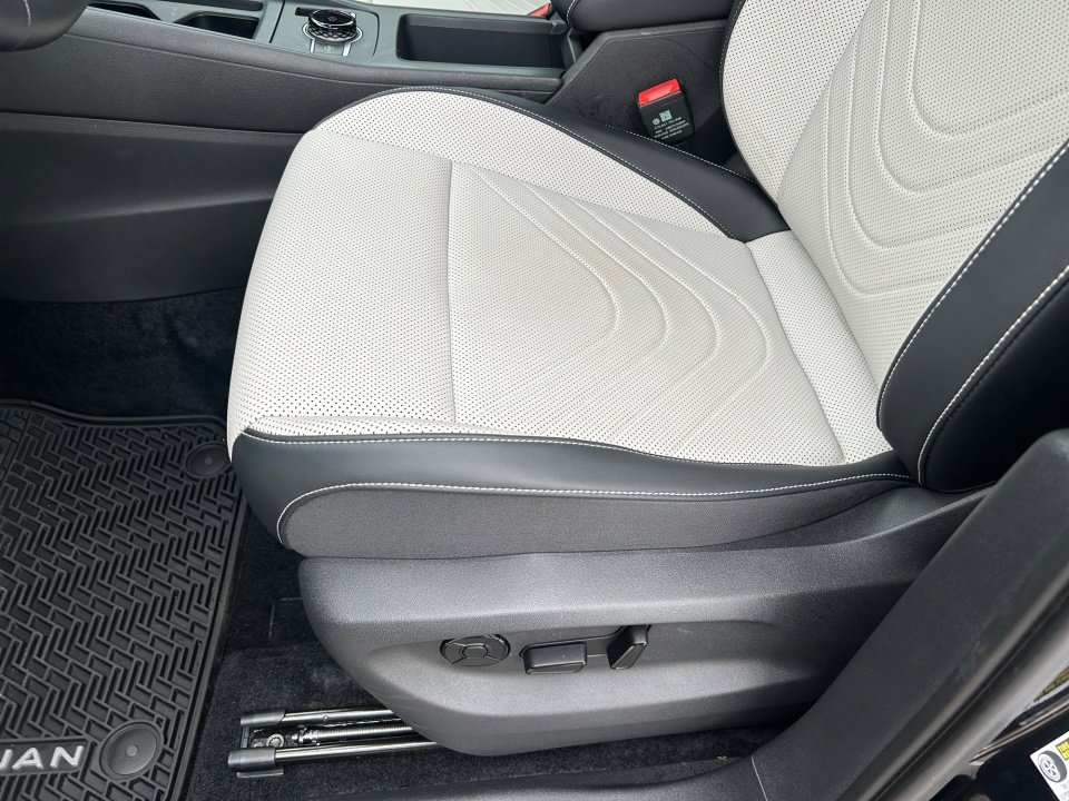 Certified 2025 Volkswagen Tiguan SE AWD/4WD image 30