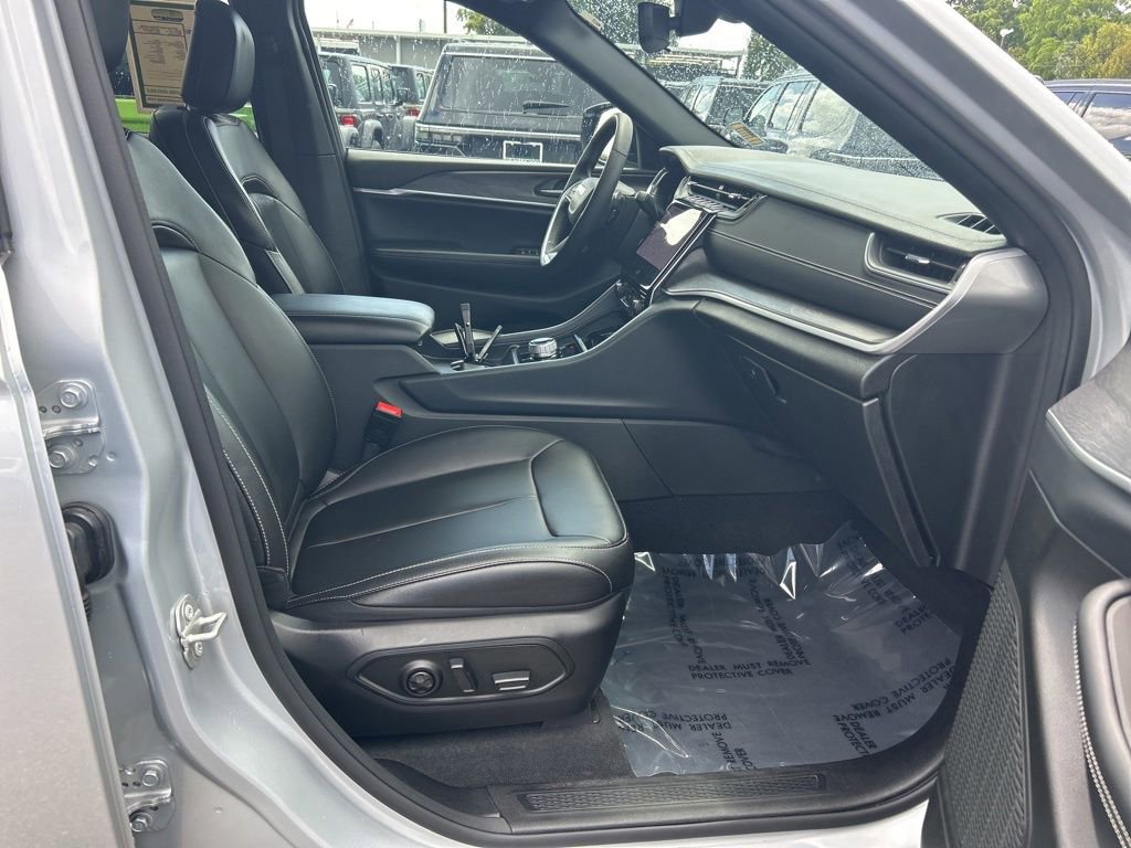 Used 2024 Jeep Grand Cherokee Limited w/ Black Appearance Package RWD image 22