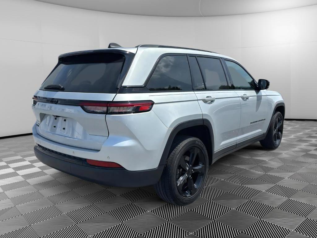 Used 2023 Jeep Grand Cherokee Altitude AWD/4WD image 4