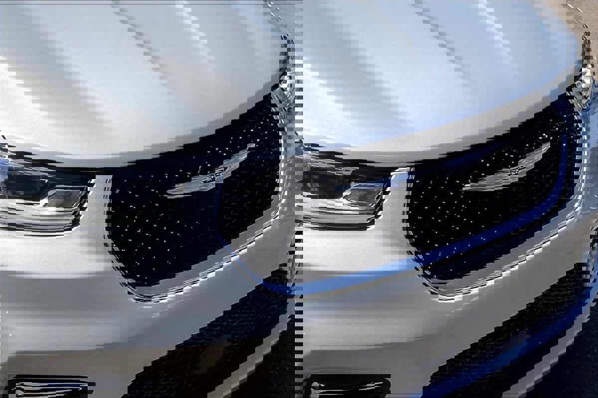 Used 2024 Chrysler Pacifica Touring-L image 28