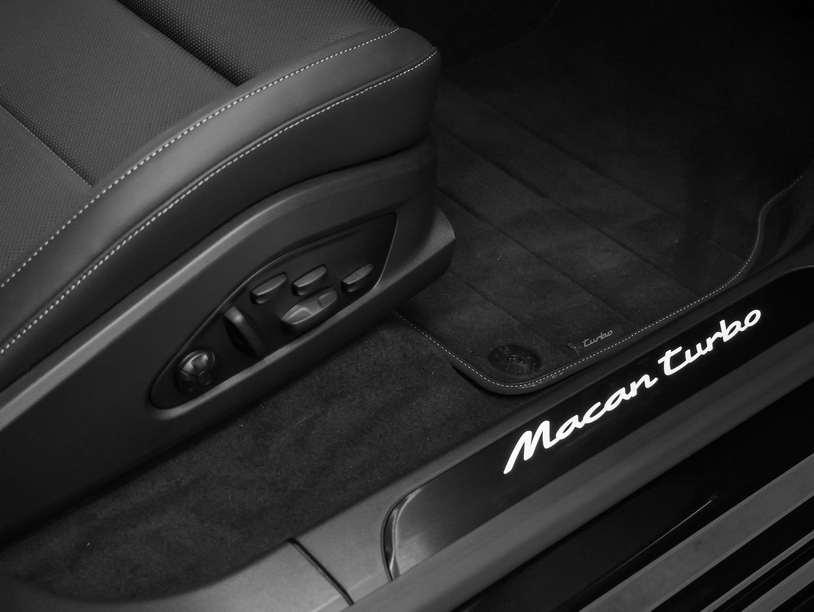 New 2025 Porsche Macan Turbo Electric AWD/4WD image 25