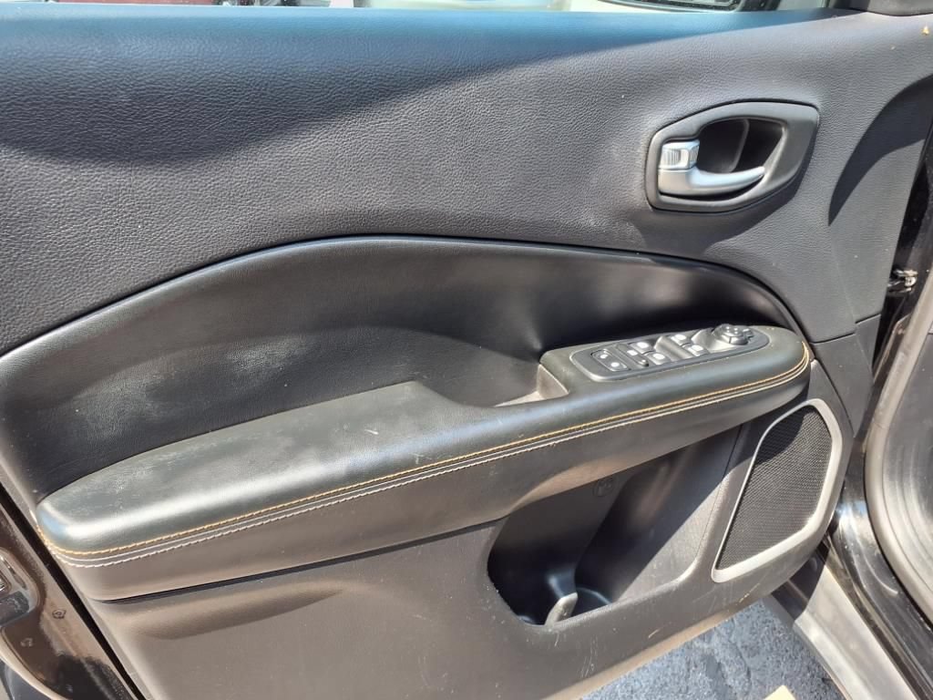 Used 2017 Jeep Compass Latitude FWD image 9
