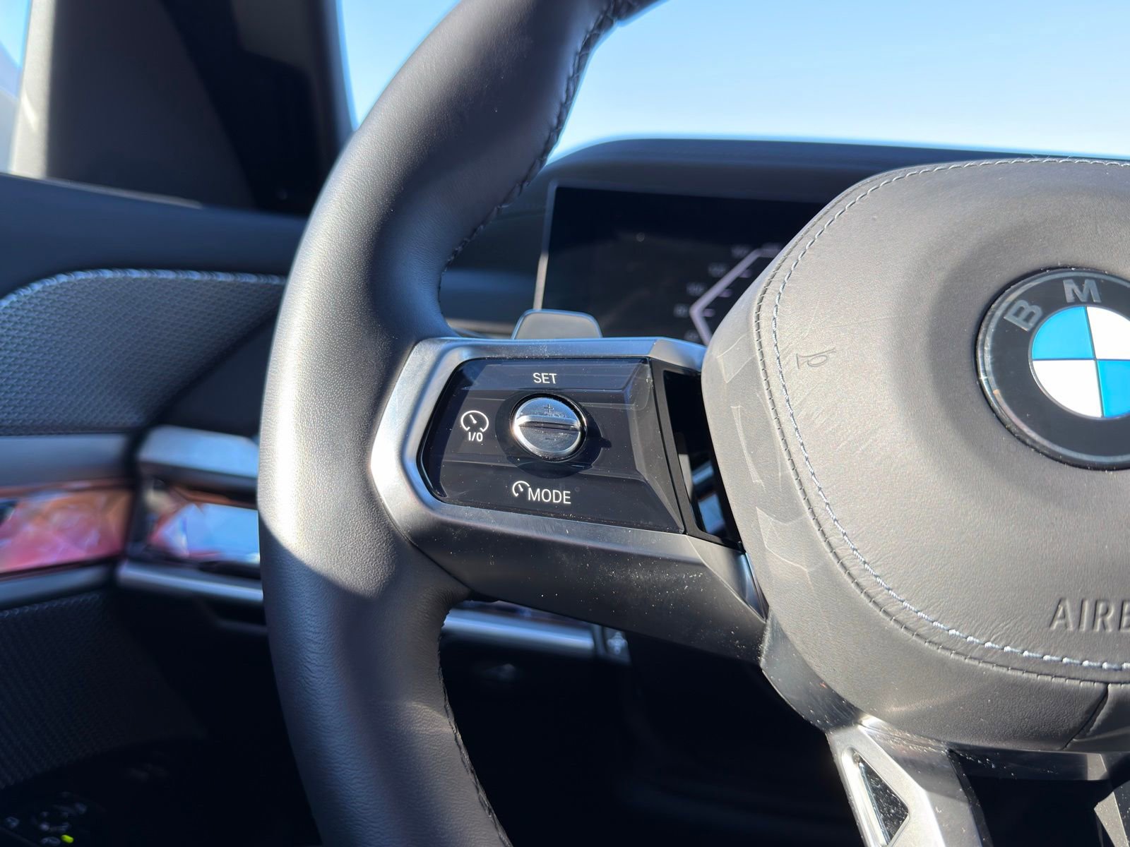 Used 2025 BMW 740i xDrive w/ Premium Package image 23