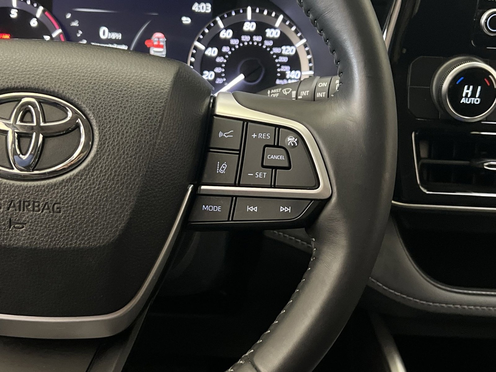 Used 2023 Toyota Highlander LE image 32