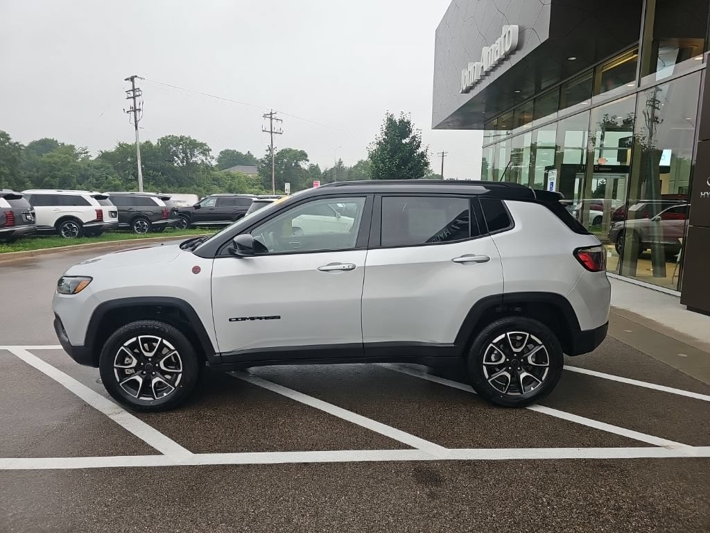Used 2025 Jeep Compass Trailhawk AWD/4WD image 2