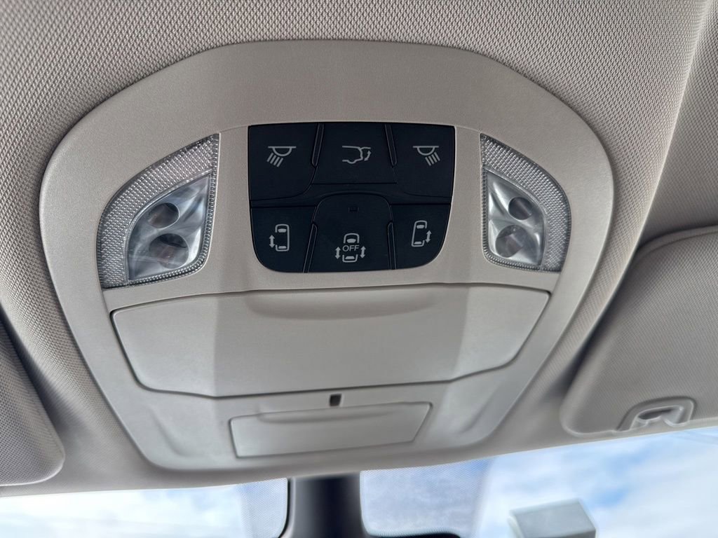 Used 2024 Chrysler Pacifica Touring-L image 48