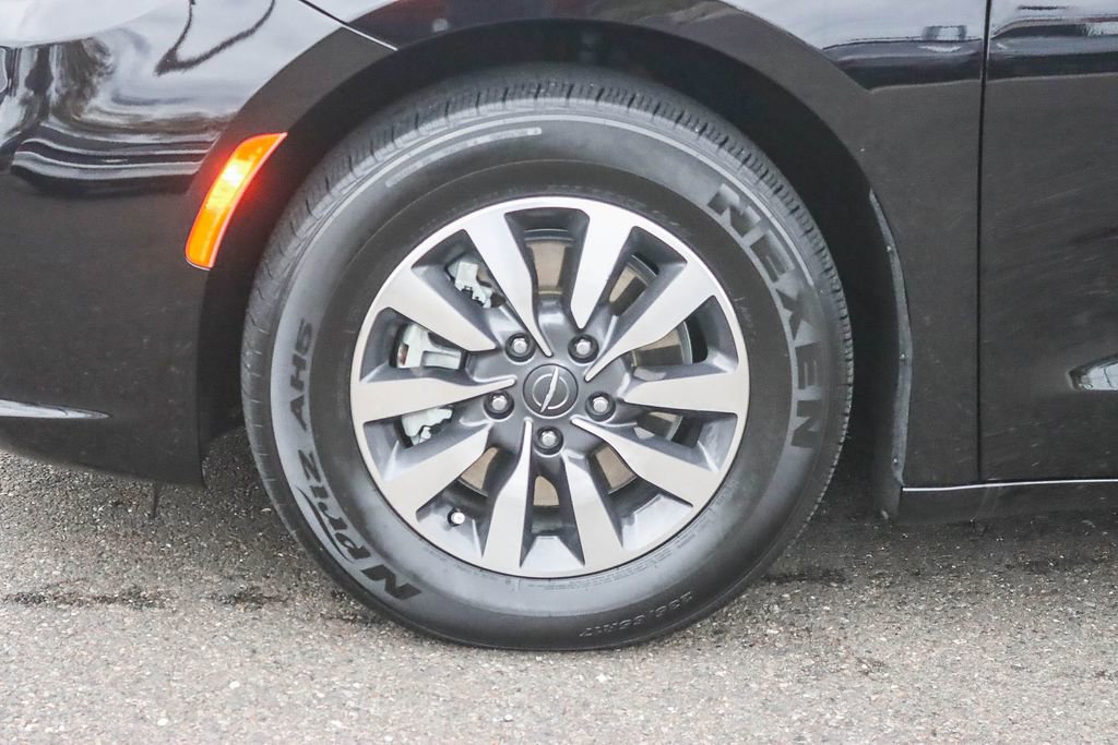 Used 2024 Chrysler Pacifica Select image 16